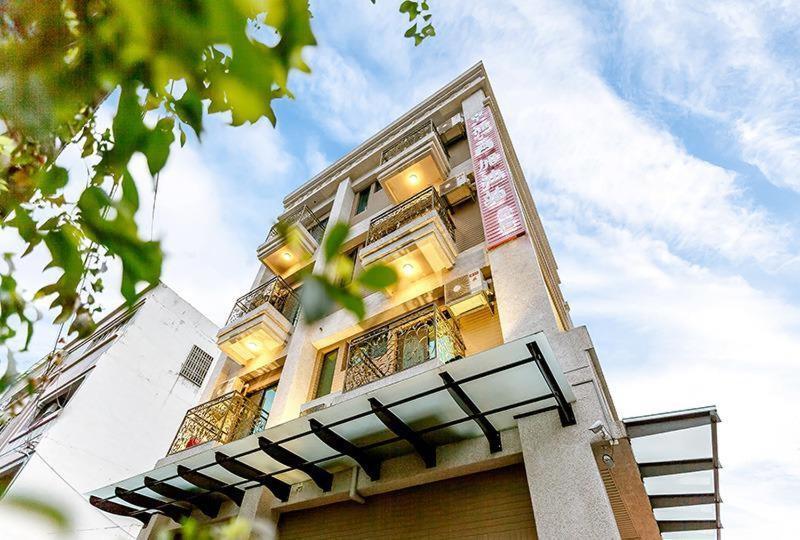 幸福加油站電梯民宿 -近東大門夜市 Città di Hualien Esterno foto